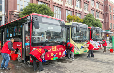 践行雷锋精神|清洁公交车厢 擦亮文明窗口